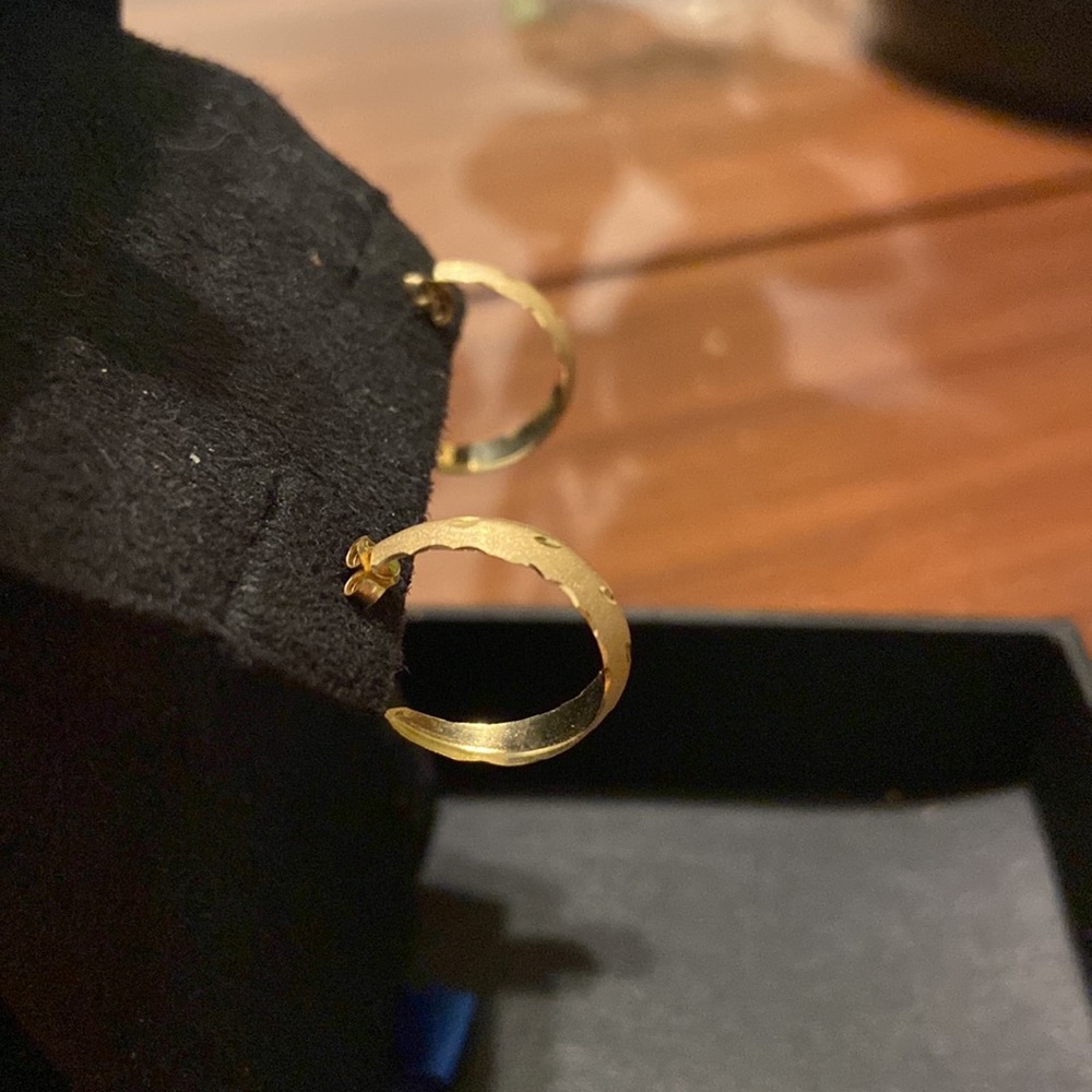 Delicate small gold hoop earrings - Picture 3 of 5